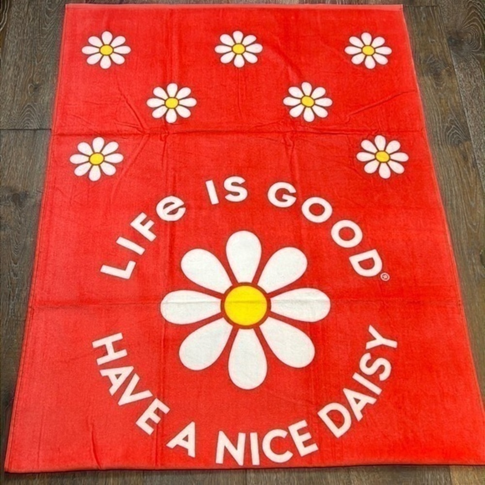 Life is Good - *Last One* ‘Daisies’ Beach Towel. 36” x 68”. NWT. Firm!